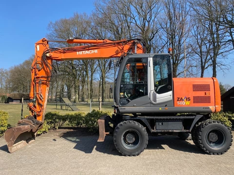 Mobilbagger van het type Hitachi ZX140W-3 Mobiele kraan excavator, Gebrauchtmaschine in Harskamp (Foto 2)