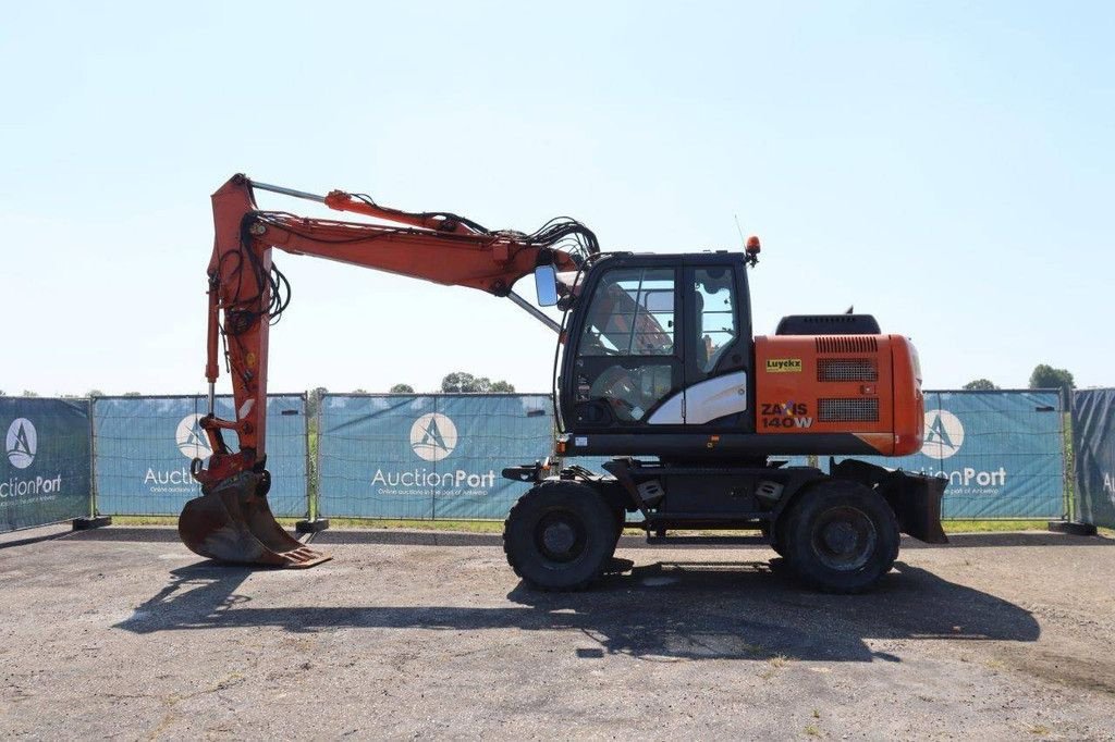 Mobilbagger du type Hitachi ZX140W-5B, Gebrauchtmaschine en Antwerpen (Photo 2)