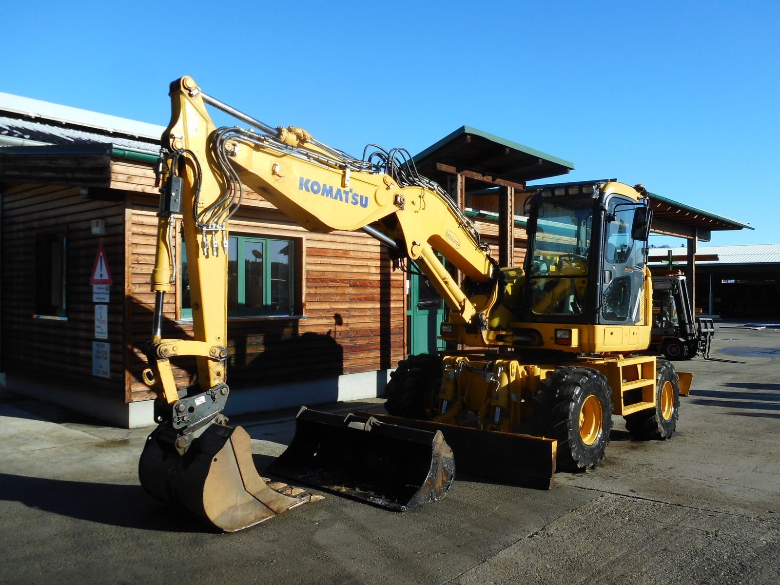 Mobilbagger Türe ait Komatsu PW 118WR-8 VA ( 13,5t ) mit Schild und Pratzen, Gebrauchtmaschine içinde St. Nikolai ob Draßling (resim 2)