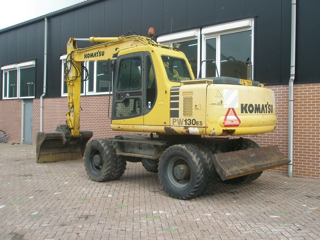 Mobilbagger van het type Komatsu PW 130ES-6K, Gebrauchtmaschine in Barneveld (Foto 2)