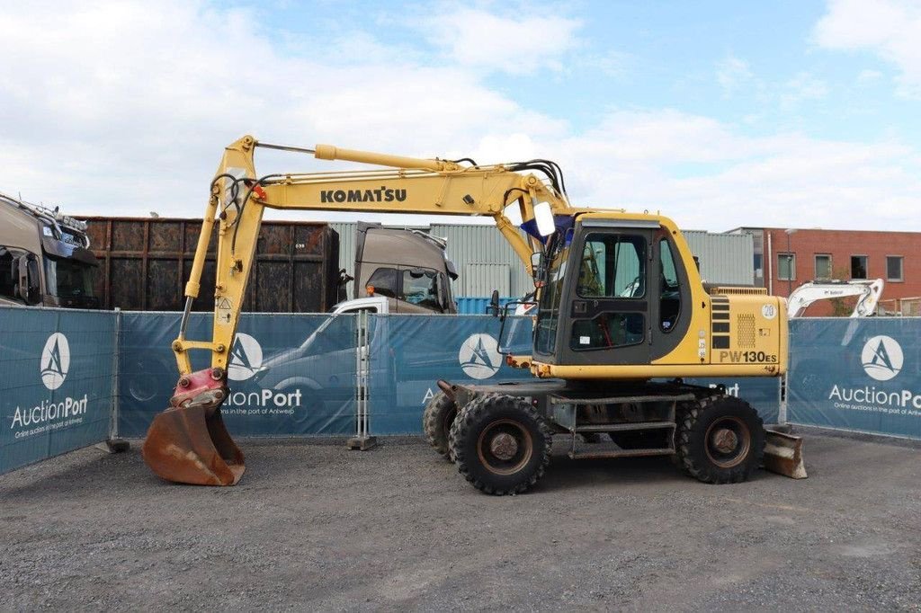 Mobilbagger du type Komatsu PW130ES-6K, Gebrauchtmaschine en Antwerpen (Photo 1)