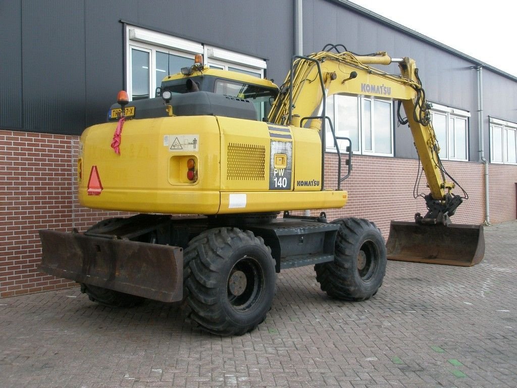 Mobilbagger du type Komatsu PW140-7, Gebrauchtmaschine en Barneveld (Photo 4)