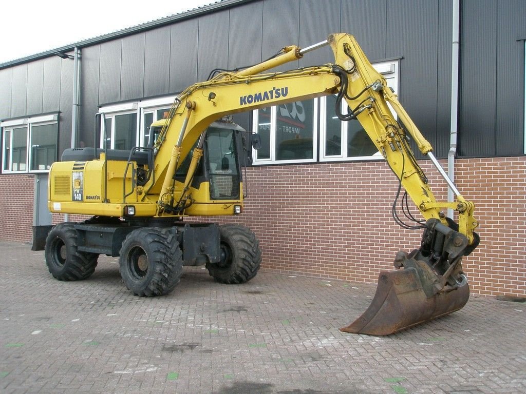 Mobilbagger du type Komatsu PW140-7, Gebrauchtmaschine en Barneveld (Photo 3)