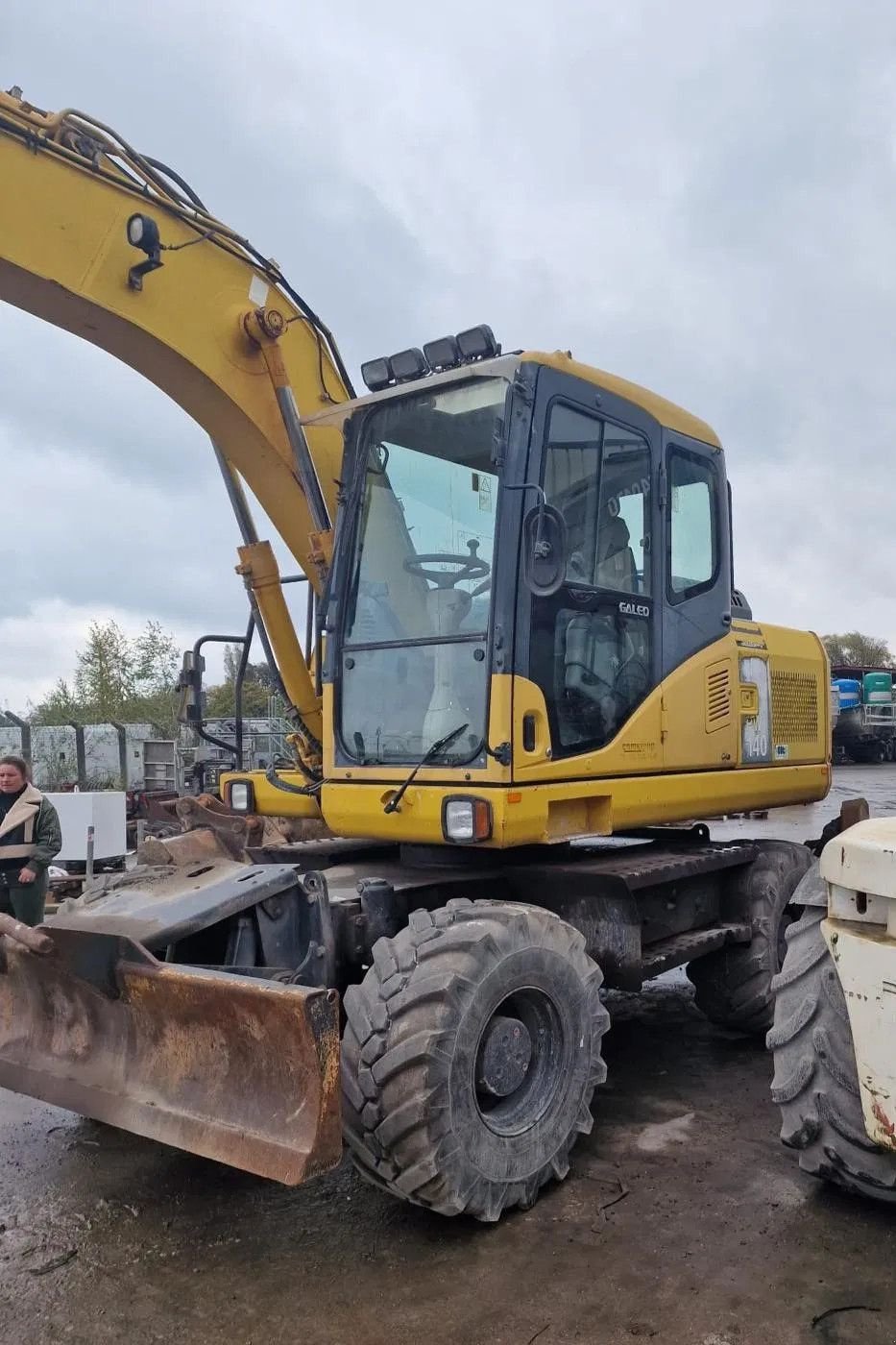 Mobilbagger del tipo Komatsu PW140-7, Gebrauchtmaschine en Wevelgem (Imagen 4)