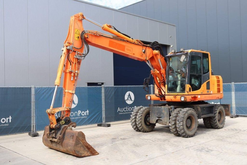 Mobilbagger типа Komatsu PW148-8, Gebrauchtmaschine в Antwerpen (Фотография 10)