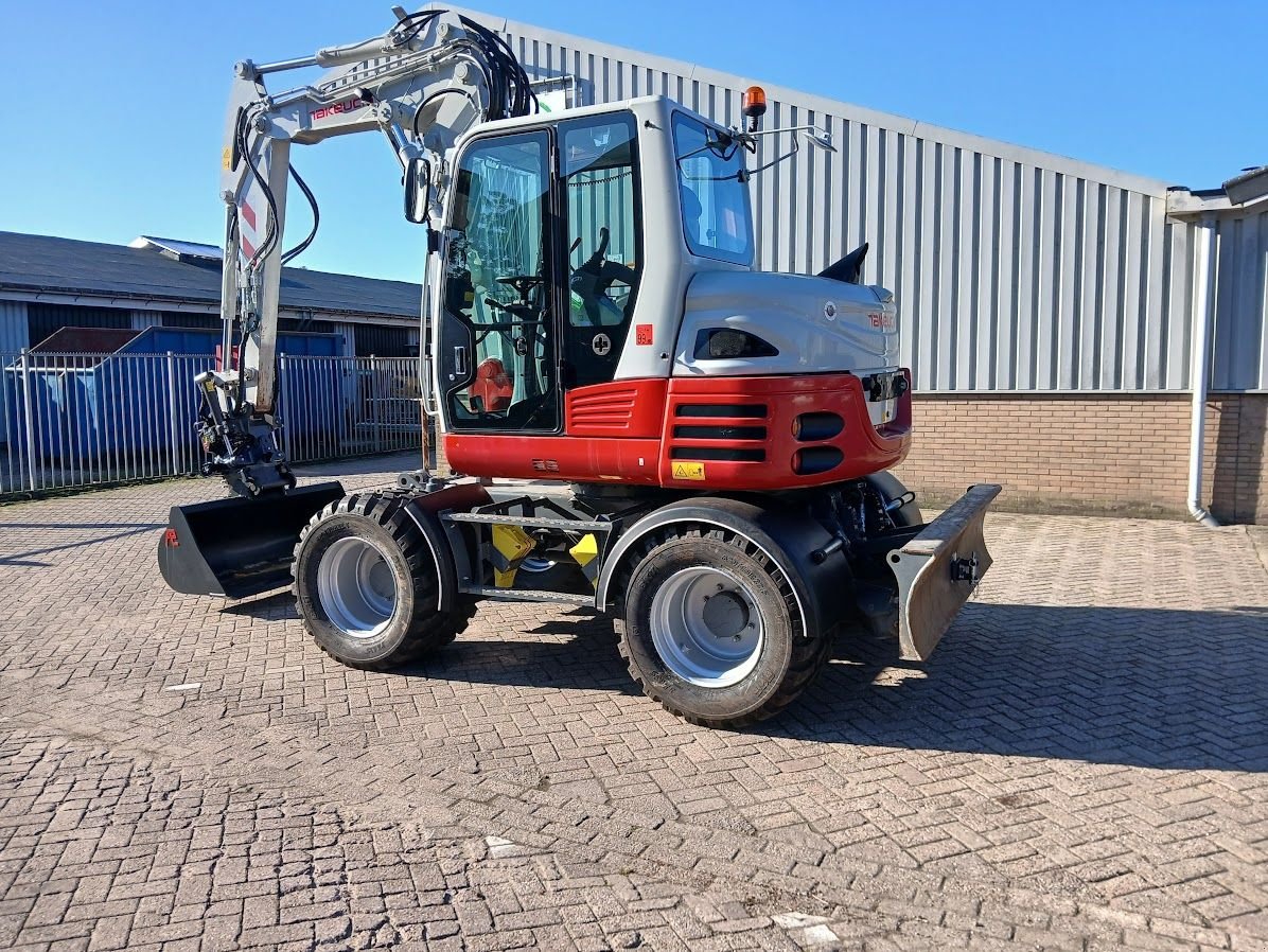 Mobilbagger des Typs Takeuchi TB295W, Gebrauchtmaschine in Westwoud (Bild 2)