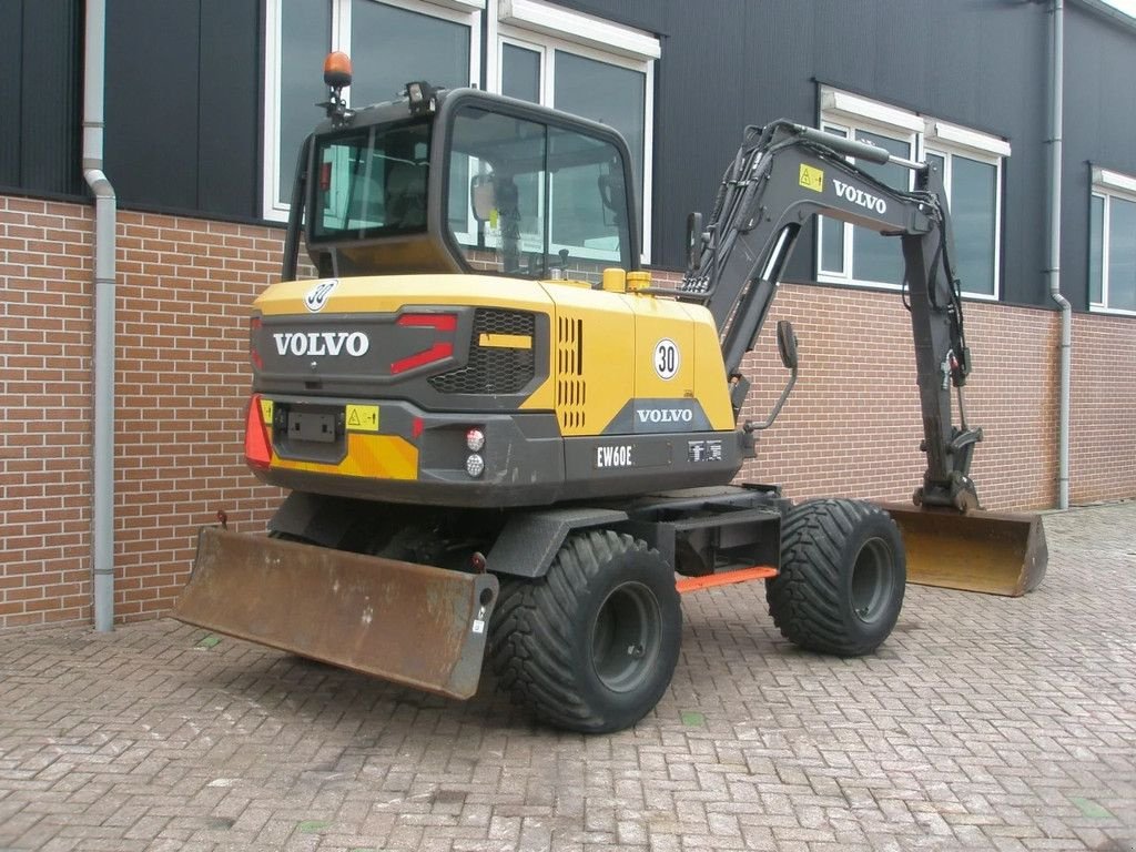 Mobilbagger of the type Volvo EW60E, Gebrauchtmaschine in Barneveld (Picture 3)