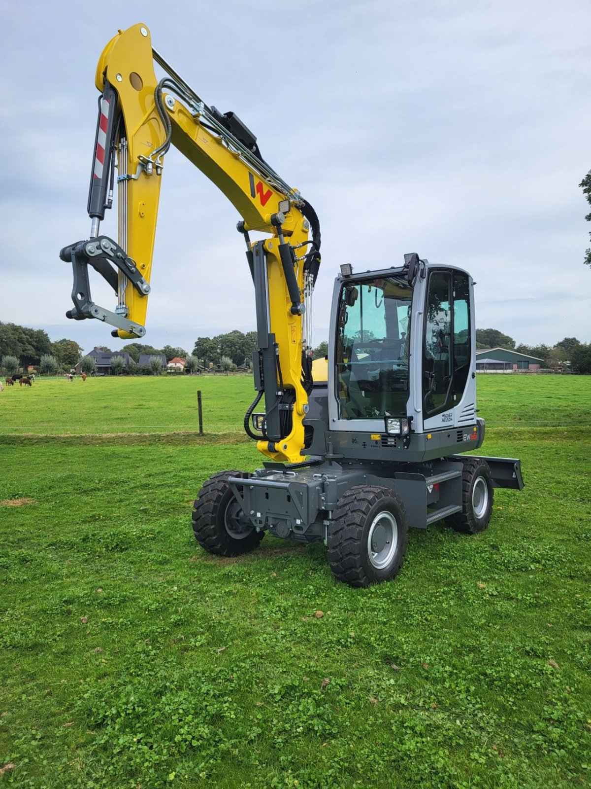 Mobilbagger of the type Wacker Neuson EW65, Neumaschine in Ede (Picture 1)