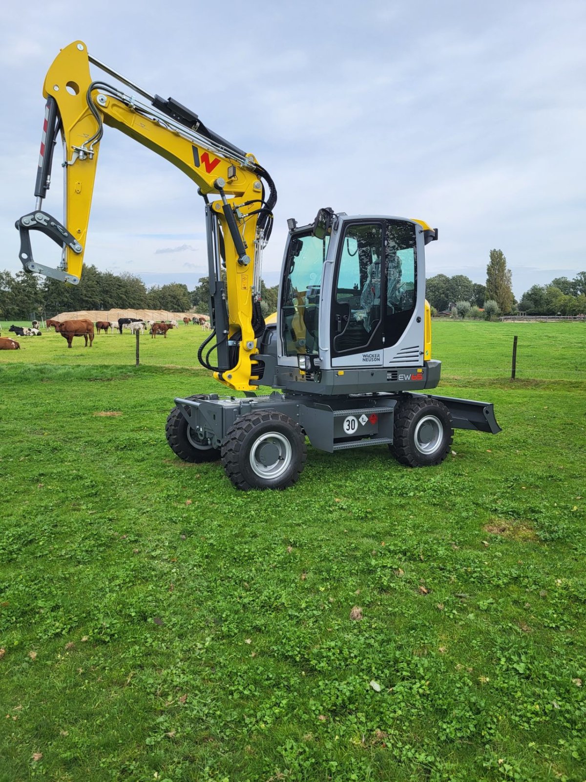 Mobilbagger of the type Wacker Neuson EW65, Neumaschine in Ede (Picture 2)