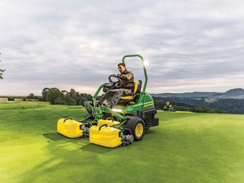 Motormäher del tipo John Deere 2750 E-Cut Hybrid Triplex Greenmäher, Ausstellungsmaschine en Regensdorf (Imagen 1)