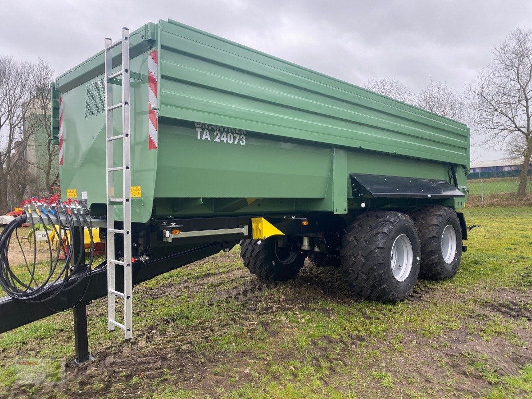 Muldenkipper of the type Brantner TA 24073/2, Neumaschine in Weddingstedt (Picture 2)