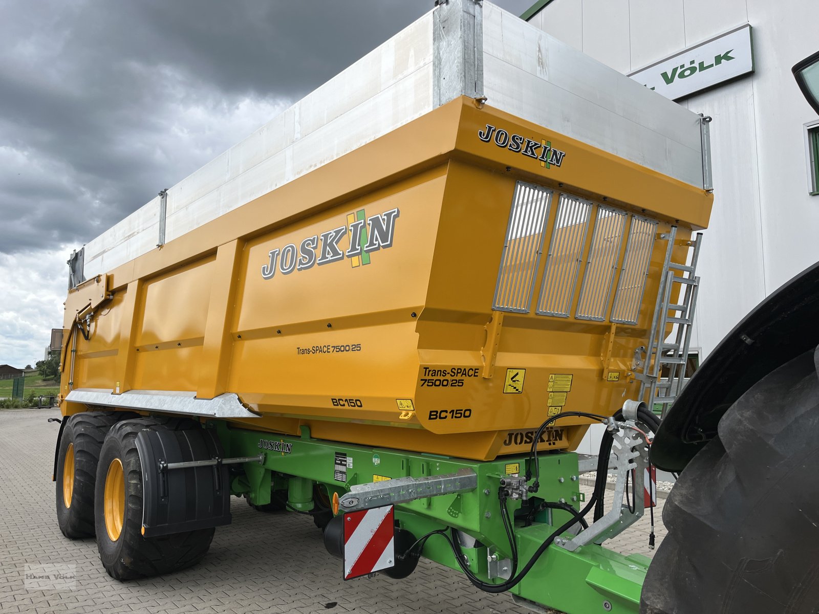 Muldenkipper van het type Joskin Trans-Space 7500, Neumaschine in Tettenweis / Karpfham (Foto 1)