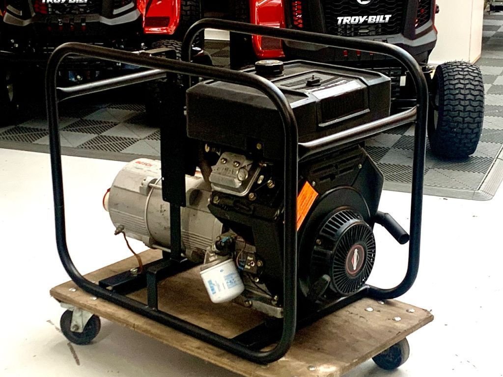 Notstromaggregat del tipo Bosch gebruikte generator met krachstroom en 230v 6KW g6500, Gebrauchtmaschine In Ameide (Immagine 3)