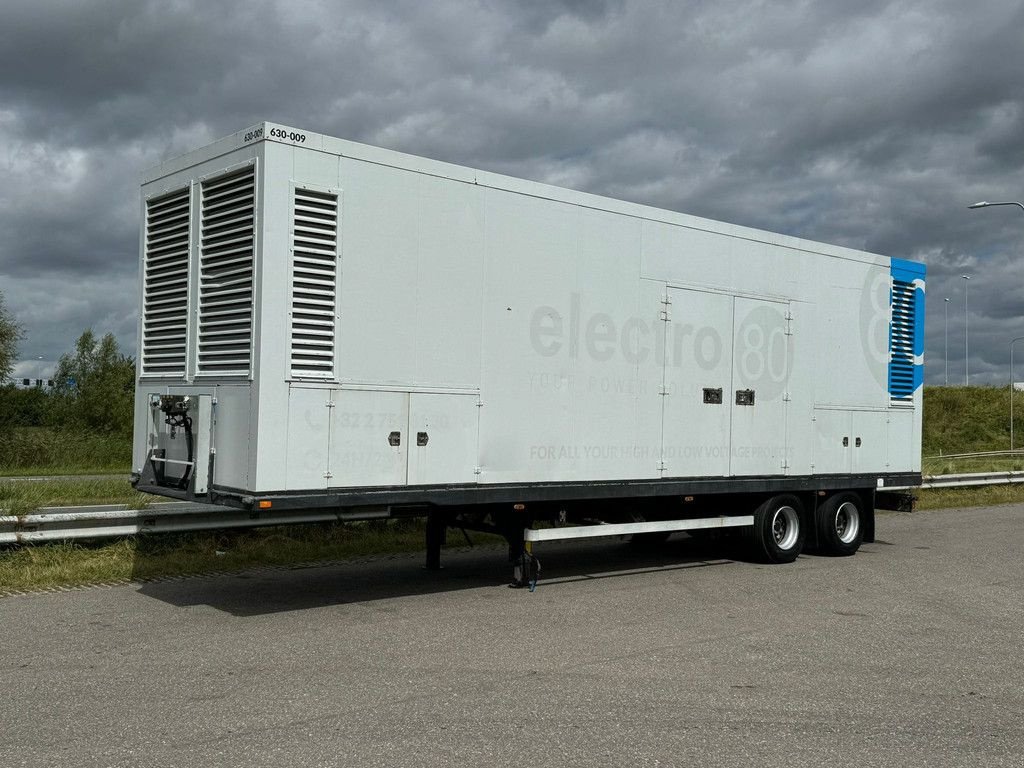 Notstromaggregat du type Caterpillar 700 635kVA silent generator on trailer, Gebrauchtmaschine en Velddriel (Photo 2)