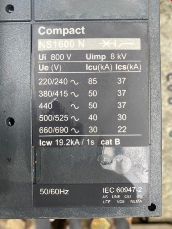 Notstromaggregat типа Caterpillar Schneider 1600 Ampere Vermogensschakelaar Breaker 1000 kVA, Gebrauchtmaschine в VEEN (Фотография 3)