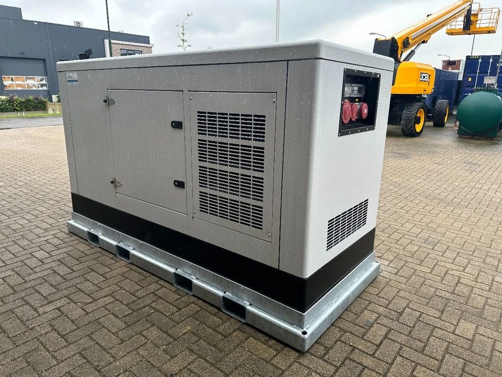 Notstromaggregat du type Himoinsa HFW 120 Iveco FPT Stamford 120 kVA Silent Rental generatorset Ne, Neumaschine en VEEN (Photo 9)