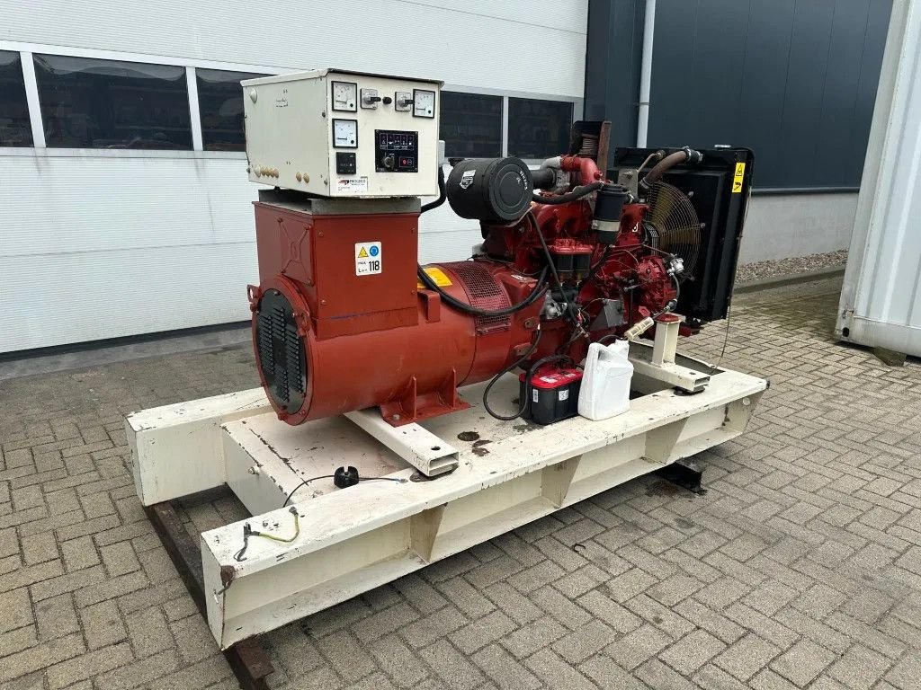 Notstromaggregat des Typs Iveco 8061 SI 16.06 A 550 Marelli 120 kVA generatorset, Gebrauchtmaschine in VEEN (Bild 8)