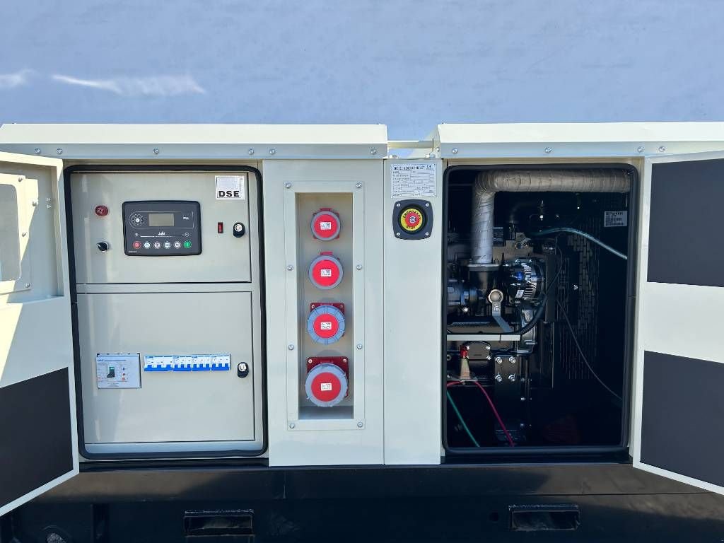 Notstromaggregat tip Perkins 1104A-44TG2 - 88 kVA Generator - DPX-19805, Neumaschine in Oudenbosch (Poză 5)