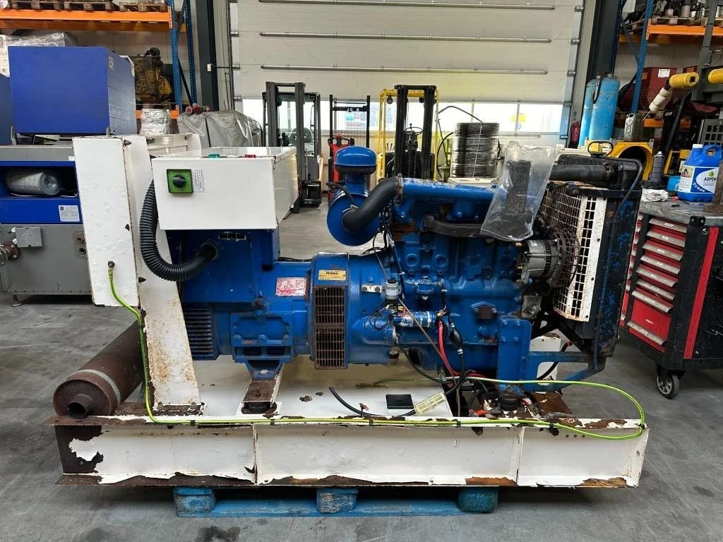 Notstromaggregat des Typs Perkins 4.236 FG Wilson 40 kVA generatorset met ATS automatische netover, Gebrauchtmaschine in VEEN (Bild 9)