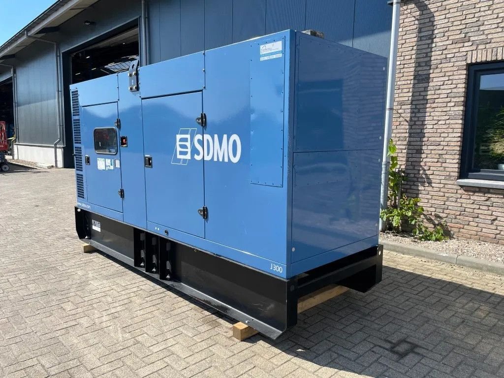 Notstromaggregat от тип SDMO J300K John Deere Leroy Somer 300 kVA silent generator as new! 20, Gebrauchtmaschine в VEEN (Снимка 2)