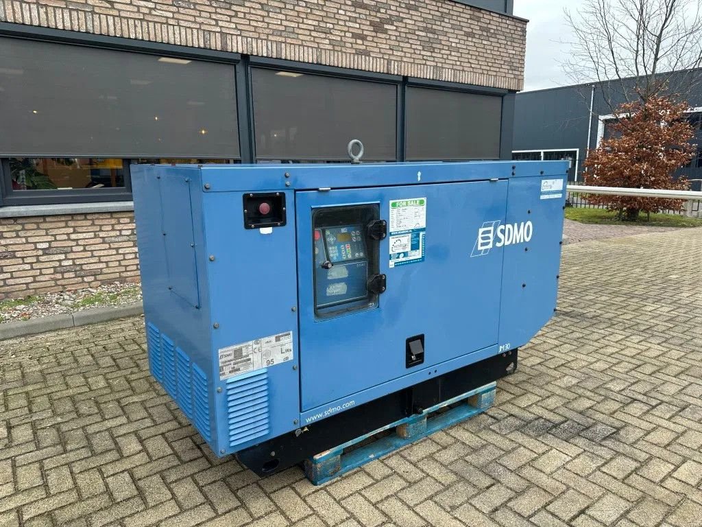 Notstromaggregat des Typs SDMO JM30 John Deere 30 kVA Silent generatorset as New ! 52 hours, Gebrauchtmaschine in VEEN (Bild 3)