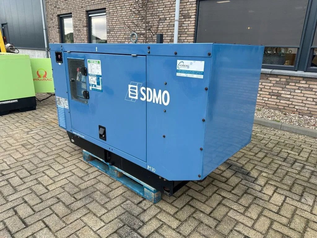 Notstromaggregat des Typs SDMO JM30 John Deere 30 kVA Silent generatorset as New ! 52 hours, Gebrauchtmaschine in VEEN (Bild 5)