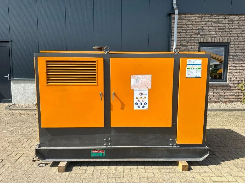 Notstromaggregat des Typs SDMO Perkins Leroy Somer 30 kVA Silent generatorset, Gebrauchtmaschine in VEEN (Bild 4)