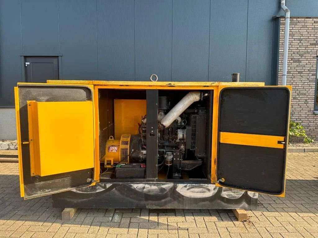 Notstromaggregat van het type SDMO Perkins Leroy Somer 40 kVA Silent generatorset ex Emergency 206, Gebrauchtmaschine in VEEN (Foto 5)