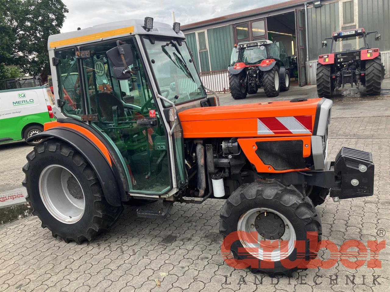 Obstbautraktor du type Massey Ferguson 274 V, Gebrauchtmaschine en Ampfing (Photo 2)