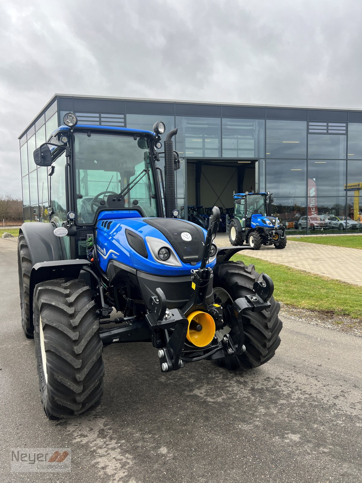 Obstbautraktor of the type New Holland T4.90 LP, Neumaschine in Bad Waldsee Mennisweiler (Picture 2)