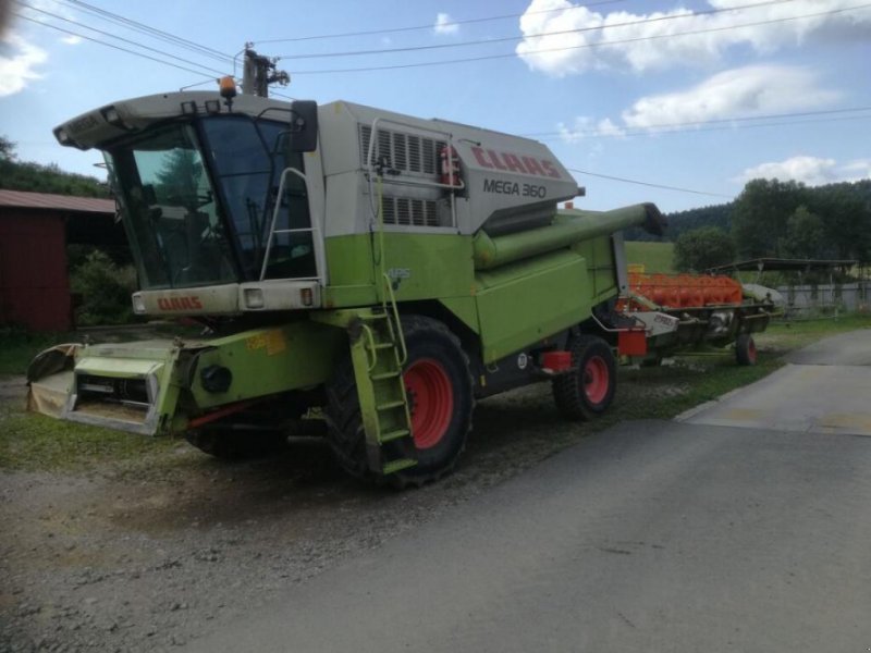 Oldtimer-Mähdrescher of the type CLAAS Mega 360, Neumaschine in Полтава