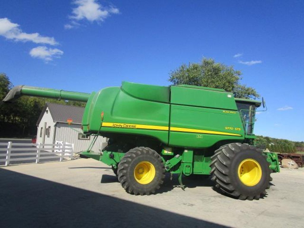 Oldtimer-Mähdrescher of the type John Deere 9770 STS, Neumaschine in Путрівка (Picture 3)