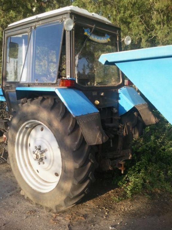 Oldtimer-Traktor des Typs Belarus Беларус-1025, Neumaschine in Запоріжжя (Bild 2)