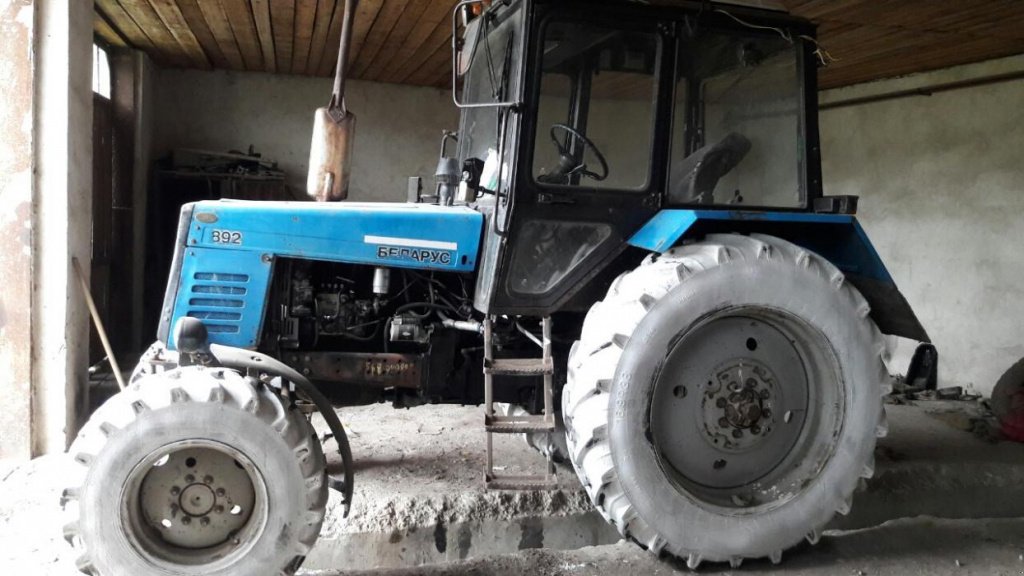 Oldtimer-Traktor του τύπου Belarus Беларус-892, Neumaschine σε Чемеревці (Φωτογραφία 2)