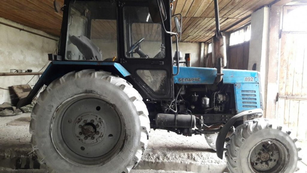 Oldtimer-Traktor van het type Belarus Беларус-892, Neumaschine in Чемеревці (Foto 1)