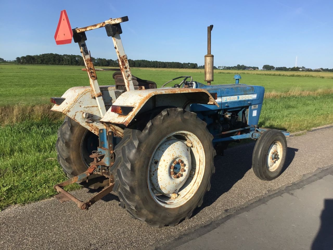 Oldtimer-Traktor of the type Ford 2000, Gebrauchtmaschine in Overschild (Picture 2)