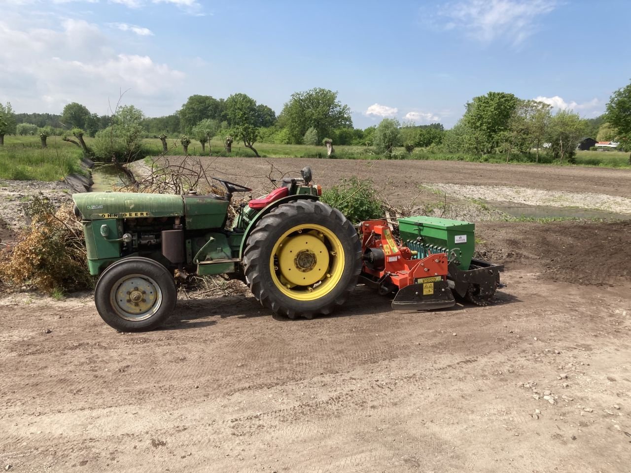 Oldtimer-Traktor des Typs John Deere 1020, Gebrauchtmaschine in LEERSUM (Bild 1)