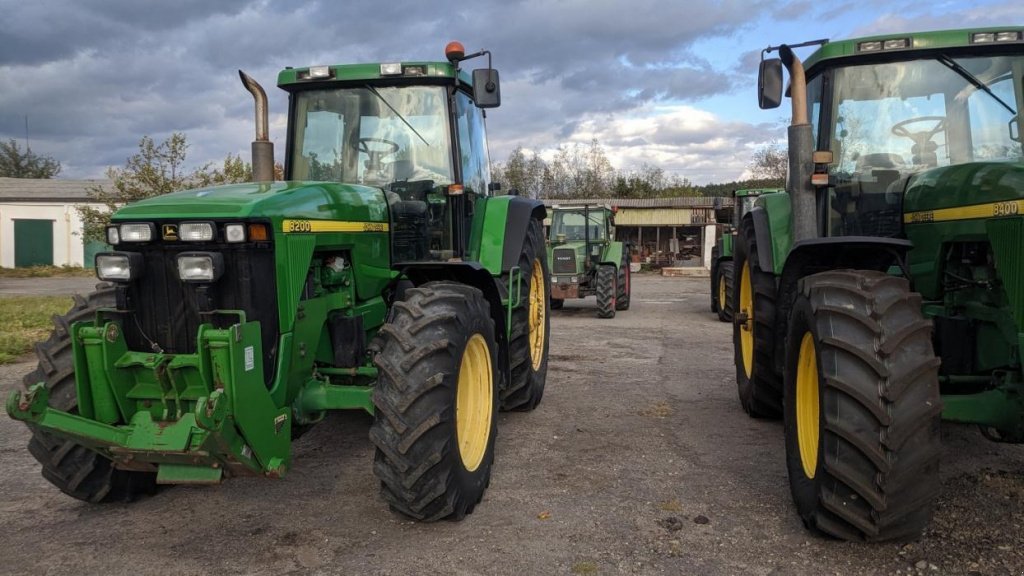 Oldtimer-Traktor des Typs John Deere 8200, Neumaschine in Золочів (Bild 5)