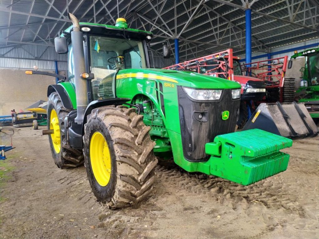 Oldtimer-Traktor van het type John Deere 8310 R Auto Trac, Neumaschine in Га́йворон  (Foto 3)