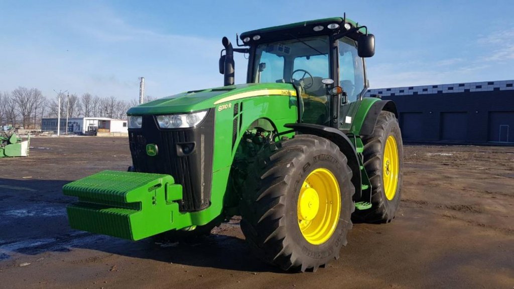 Oldtimer-Traktor del tipo John Deere 8310R, Neumaschine In Звенигородка (Immagine 1)