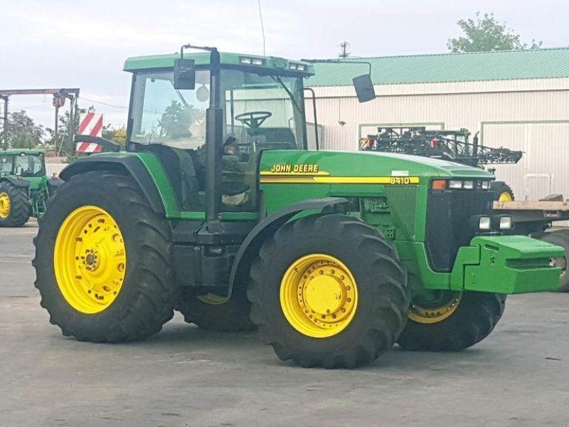 Oldtimer-Traktor des Typs John Deere 8410, Neumaschine in Путрівка (Bild 1)