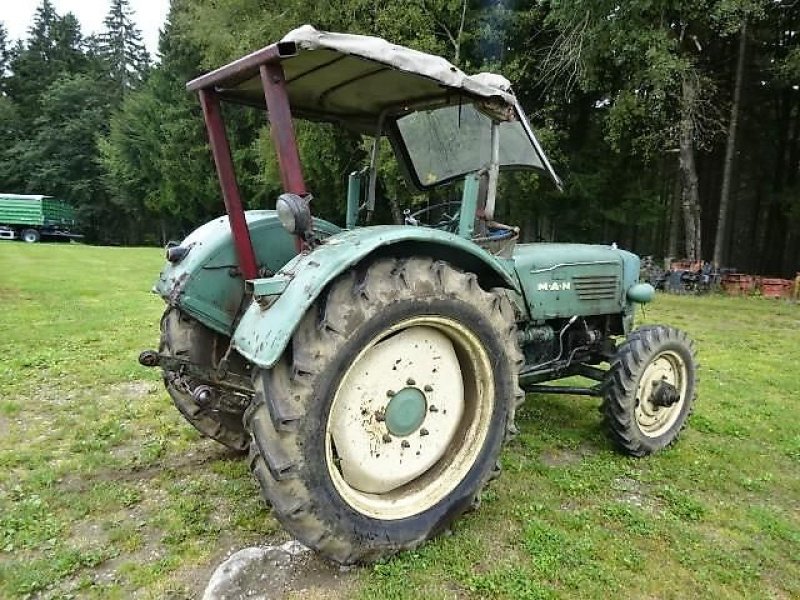 Oldtimer-Traktor tip MAN 4 P 1 - Allrad 35 PS 29 KW- Allradtraktor mit Verdeck, Gebrauchtmaschine in Neureichenau (Poză 4)