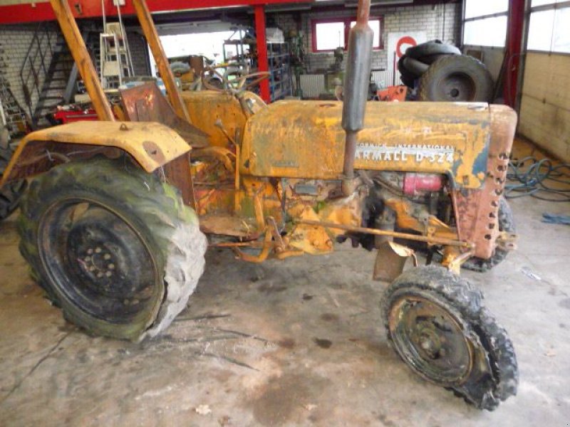 Oldtimer-Traktor of the type McCormick 324, Gebrauchtmaschine in Oirschot (Picture 1)