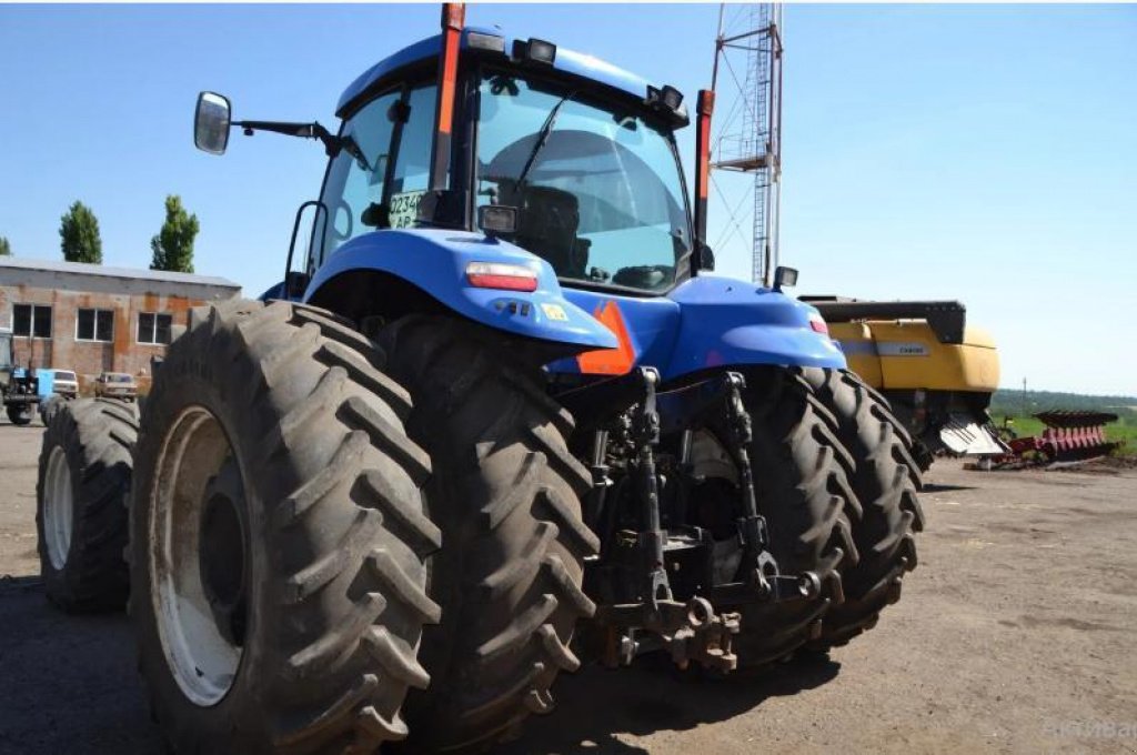 Oldtimer-Traktor van het type New Holland T8040, Neumaschine in Куйбишеве (Foto 3)