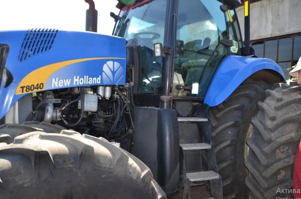 Oldtimer-Traktor του τύπου New Holland T8040, Neumaschine σε Куйбишеве (Φωτογραφία 2)