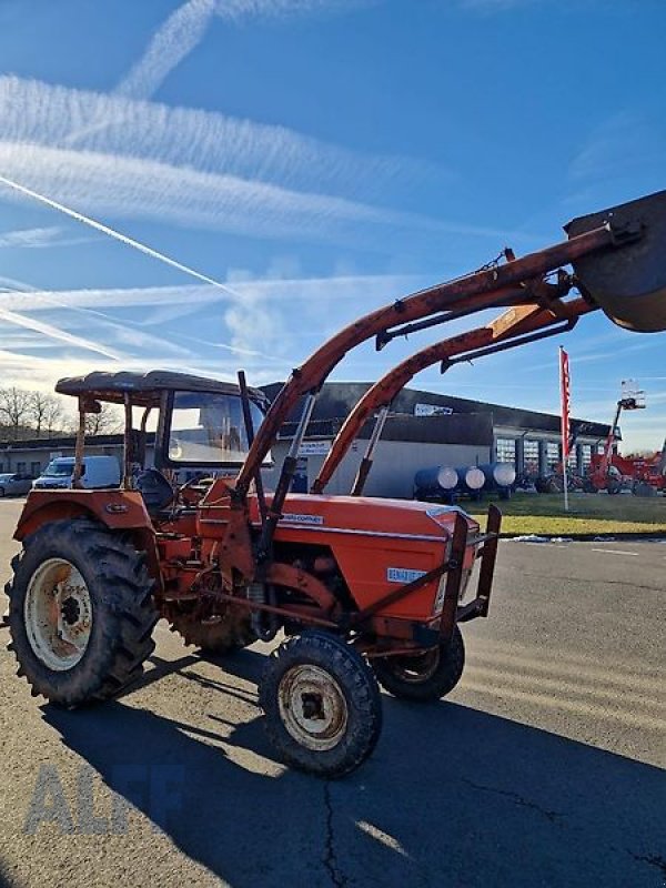 Oldtimer-Traktor tipa Renault 88, Gebrauchtmaschine u Bitburg-Flugplatz (Slika 1)