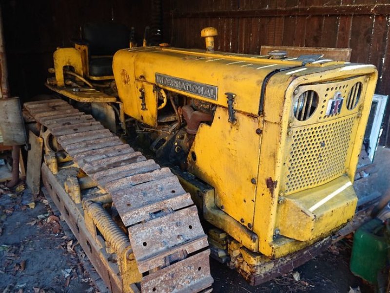 Oldtimer-Traktor of the type R.M. International IHC Raupenschlepper, Gebrauchtmaschine in NATTERNBACH (Picture 1)