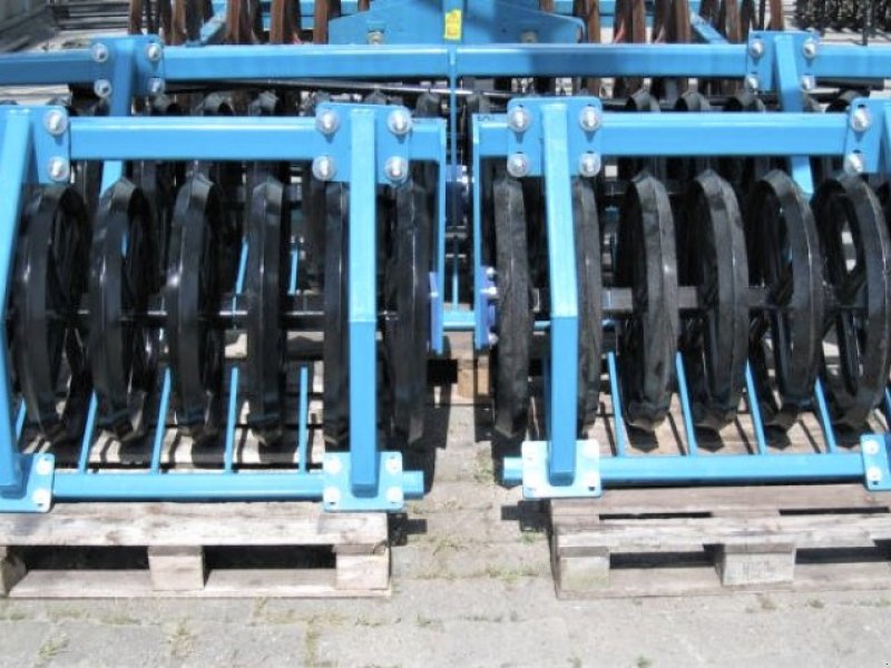 Packer & Walze des Typs BM Maschinenbau Dachringwalze/ V-ring roller/ roleau a profil en V in Sonderbreite für Weingut/ Weinanbau, Neumaschine in Sendenhorst (Bild 1)