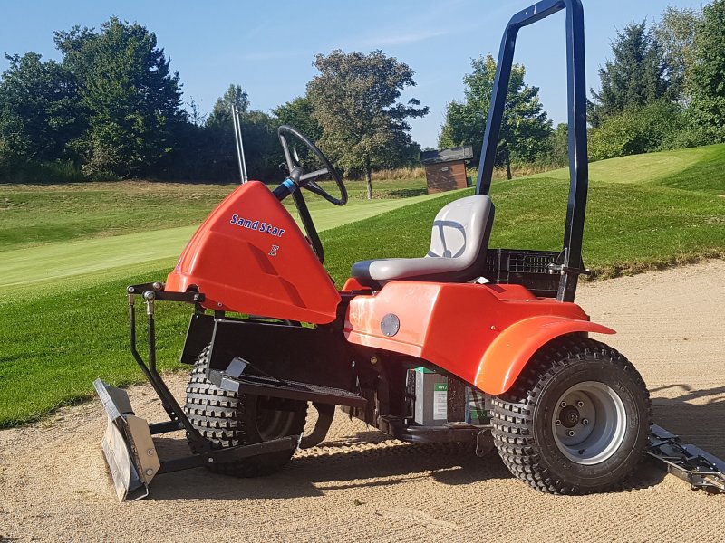 Pflegefahrzeug & Pflegegerät del tipo Smithco Sand Star Elektrik 48 Volt, Neumaschine In Olpe (Immagine 1)