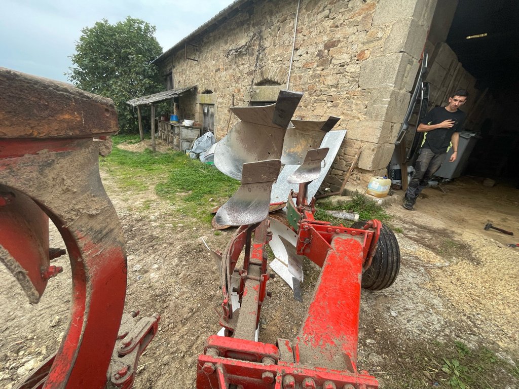 Pflug du type Kverneland TRISOCS NON STOP MECANIQUE, Gebrauchtmaschine en UZERCHE (Photo 3)